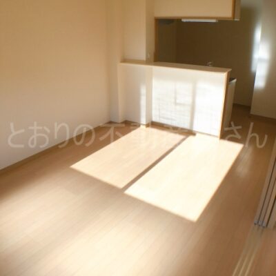 ホワイトナチュラルカラーの床材(居間)